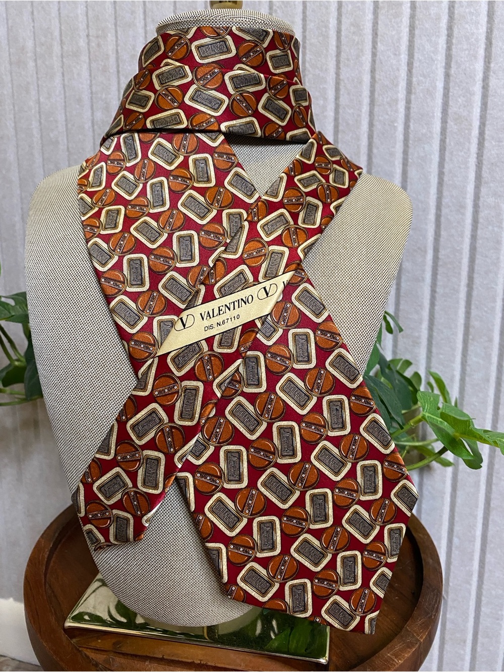 Vintage Luxury VALENTINO  CRAVETTE 100% Silk Tie Made in Italy Red Geometric